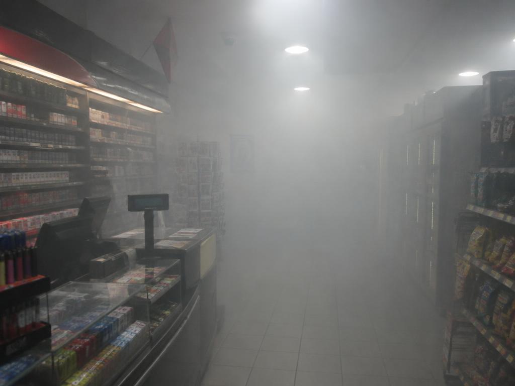 Bureau de tabac et supérette dans le brouillard